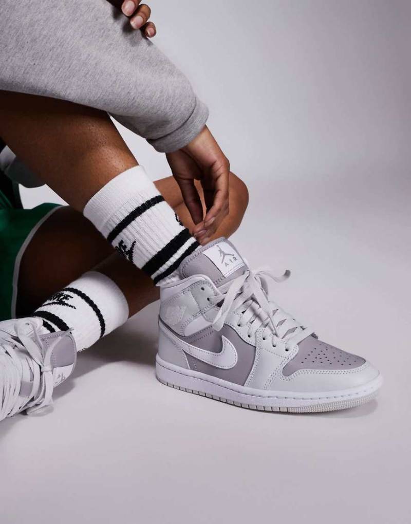 Nike - Air Jordan 365 - Mittelhohe Sneaker in Grau und Weiß von Jordan