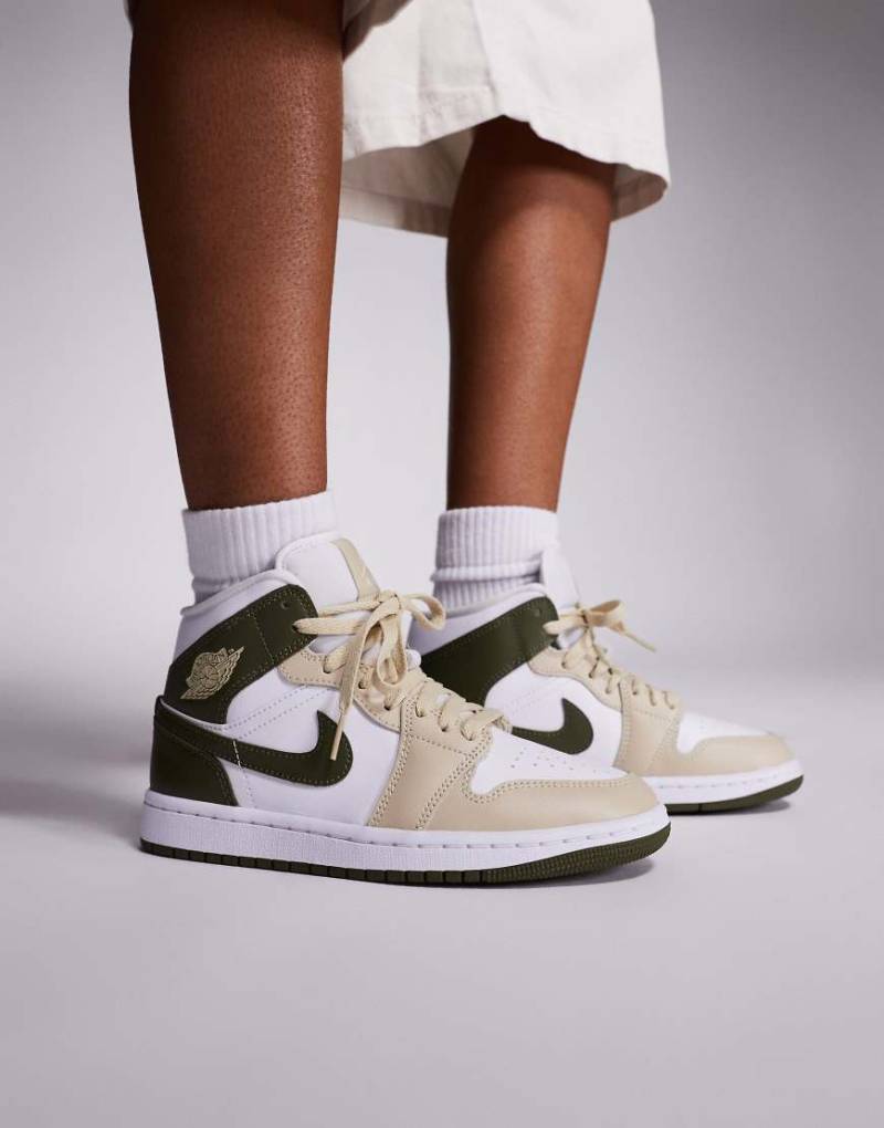 Nike - Air Jordan 1 - Mittelhohe Sneaker in Weiß und Khaki von Jordan