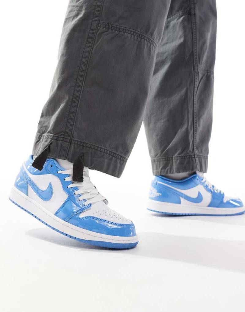 Nike - Air Jordan 1 Low SE - Sneaker in Weiß und Blau von Jordan