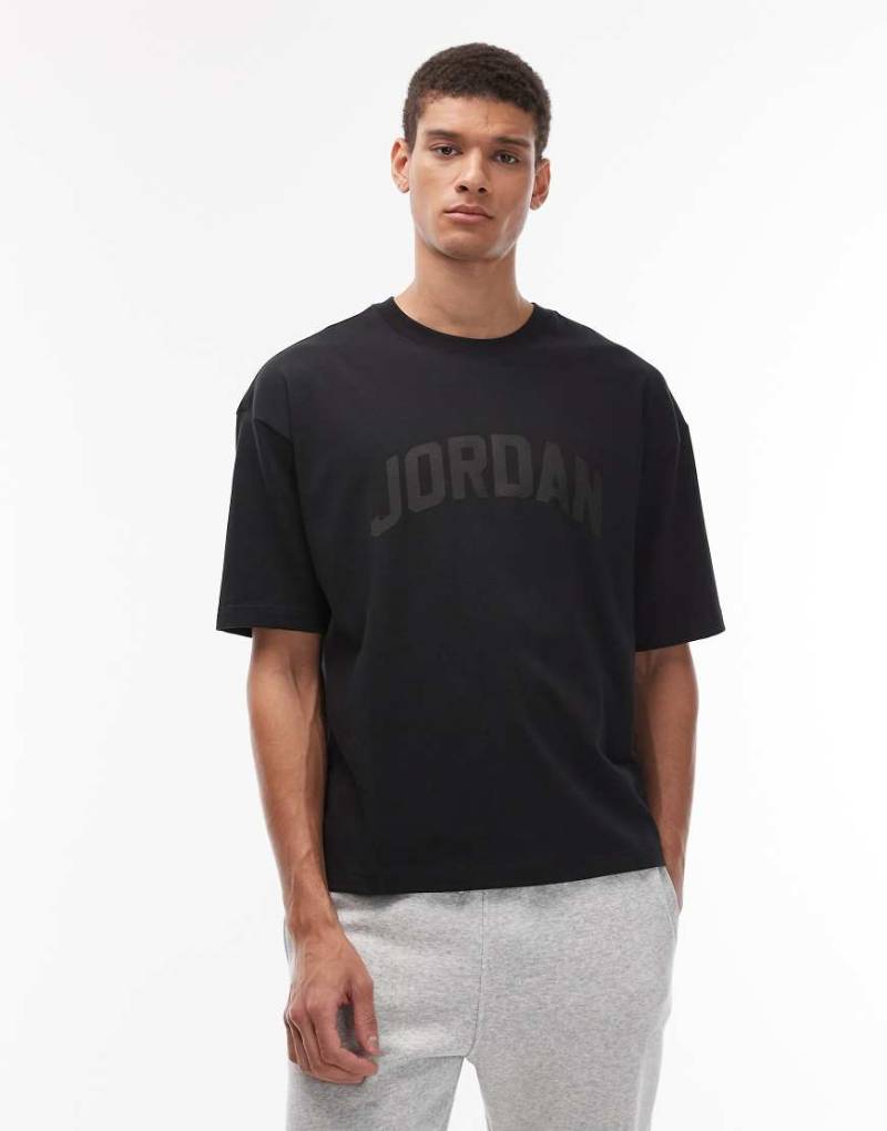 Jordan - Kastiges T-Shirt in Schwarz mit Grafikmotiv und Logoprint von Jordan