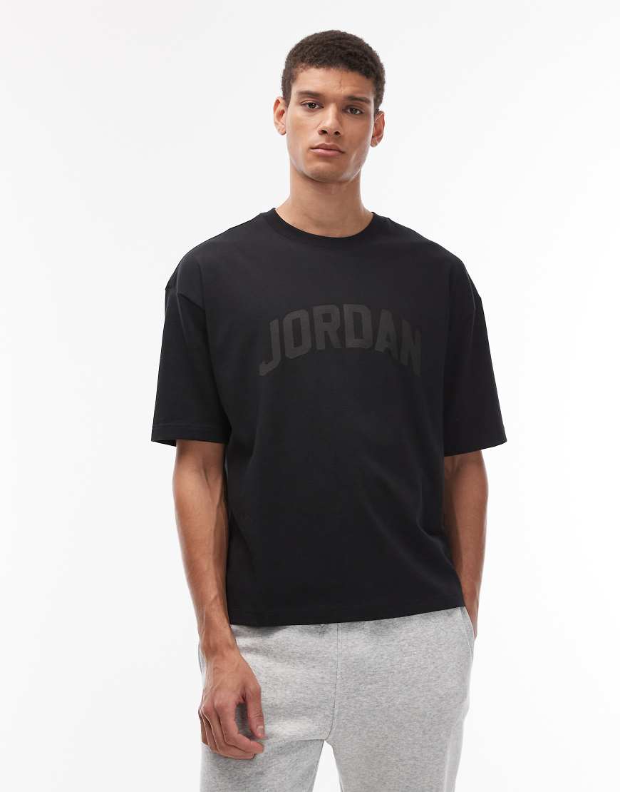 Jordan - Kastiges T-Shirt in Schwarz mit Grafikmotiv und Logoprint von Jordan