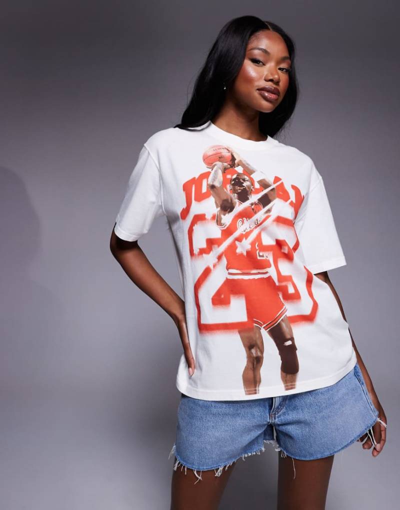 Jordan - T-Shirt in Cremeweiß und Rot mit „23"-Print von Jordan