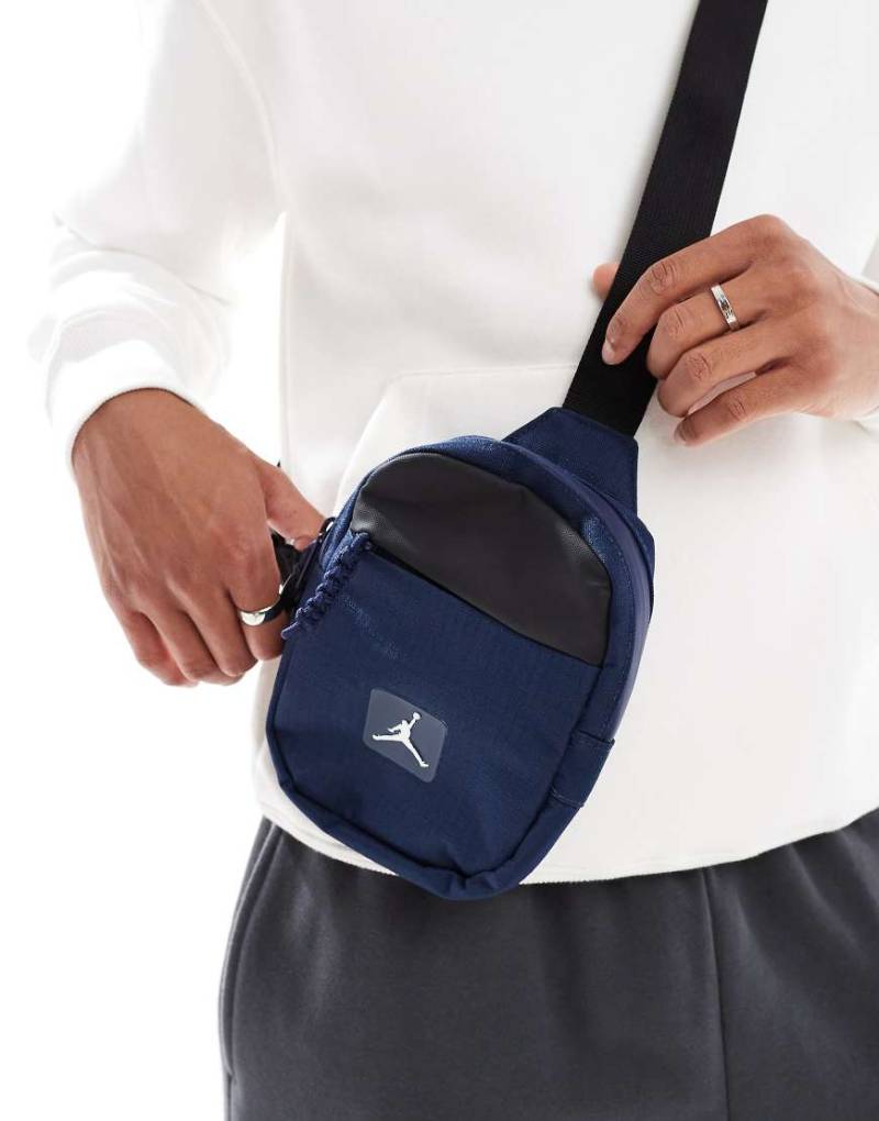 Jordan - Umhängetasche in Marineblau mit Logo von Jordan