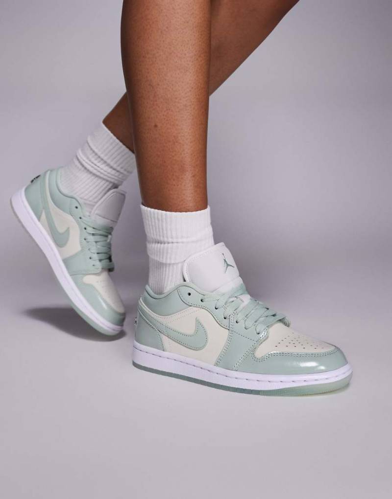 Nike - Air Jordan 1 Low SE - Sneaker in Weiß und Grün von Jordan