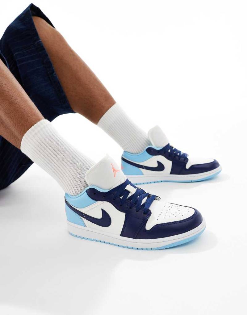 Nike - Air Jordan 1 Low - Sneaker in Hellblau und Weiß von Jordan