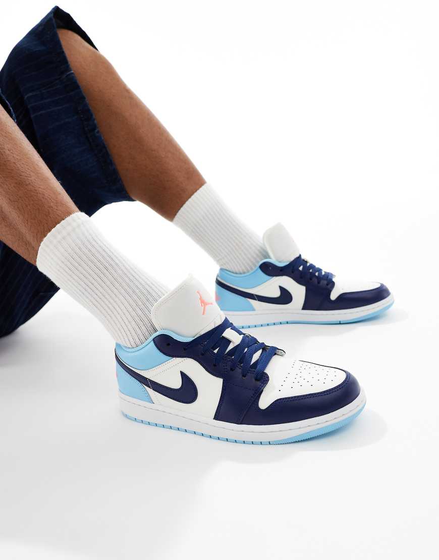 Nike - Air Jordan 1 Low - Sneaker in Hellblau und Weiß von Jordan