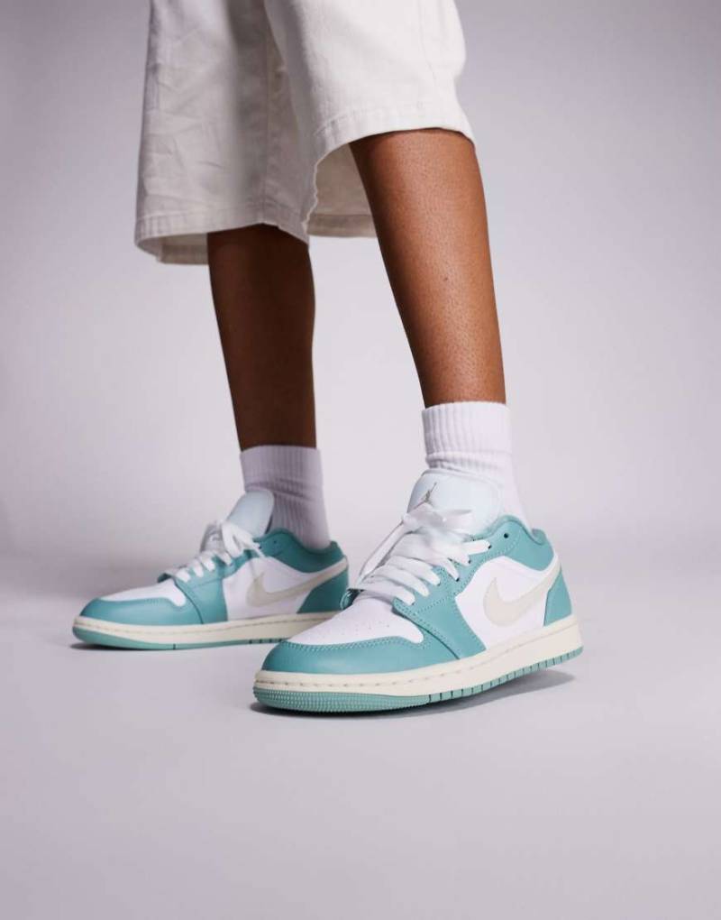 Nike - Air Jordan 1 Low - Sneaker in Weiß und Hellblau von Jordan