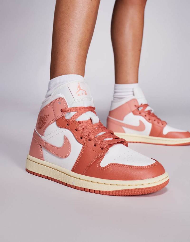 Nike - Air Jordan 1 Mid - Sneaker in Orange und Rosa-Weiß von Jordan