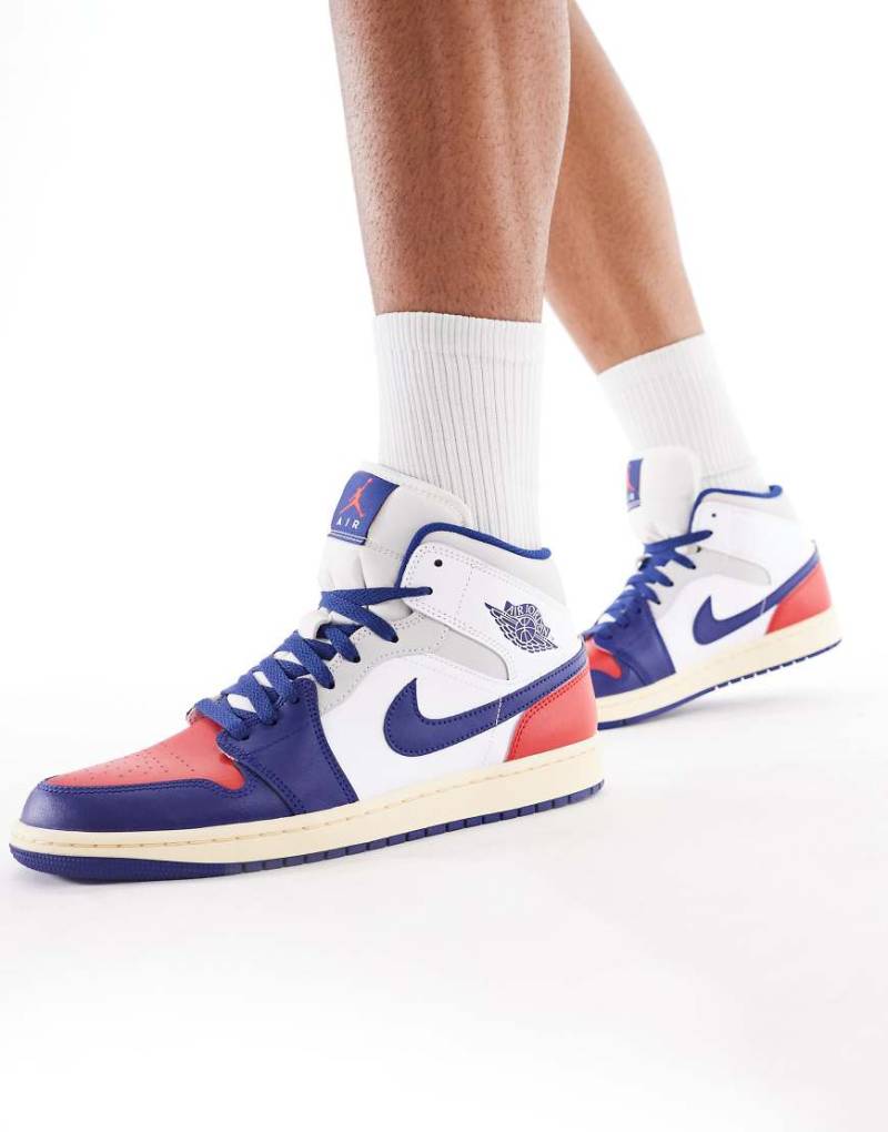 Nike - Air Jordan 1 Mid - Sneaker in Weiß, Rot und Blau von Jordan