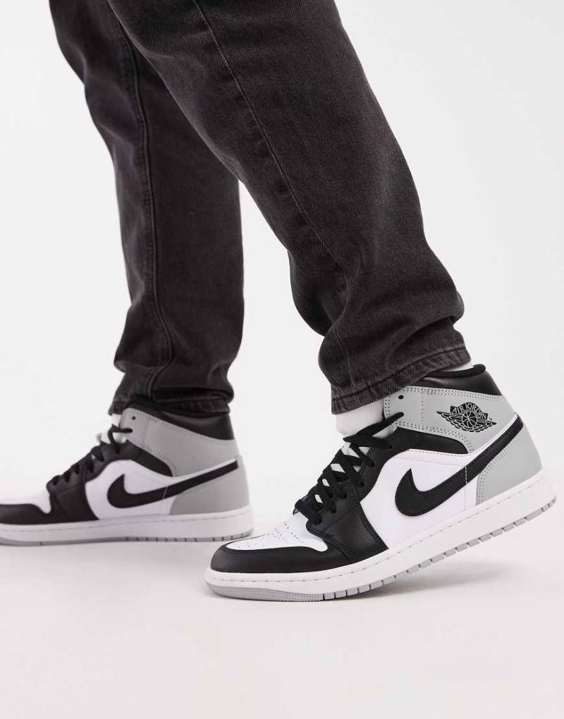 Nike - Air Jordan 1 Mid - Sneaker in Weiß und Schwarz von Jordan