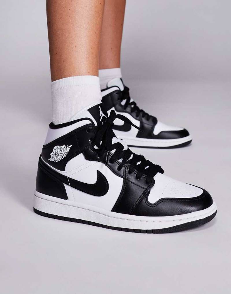 Nike - Air Jordan 1 Mid - Sneaker in Weiß und Schwarz von Jordan