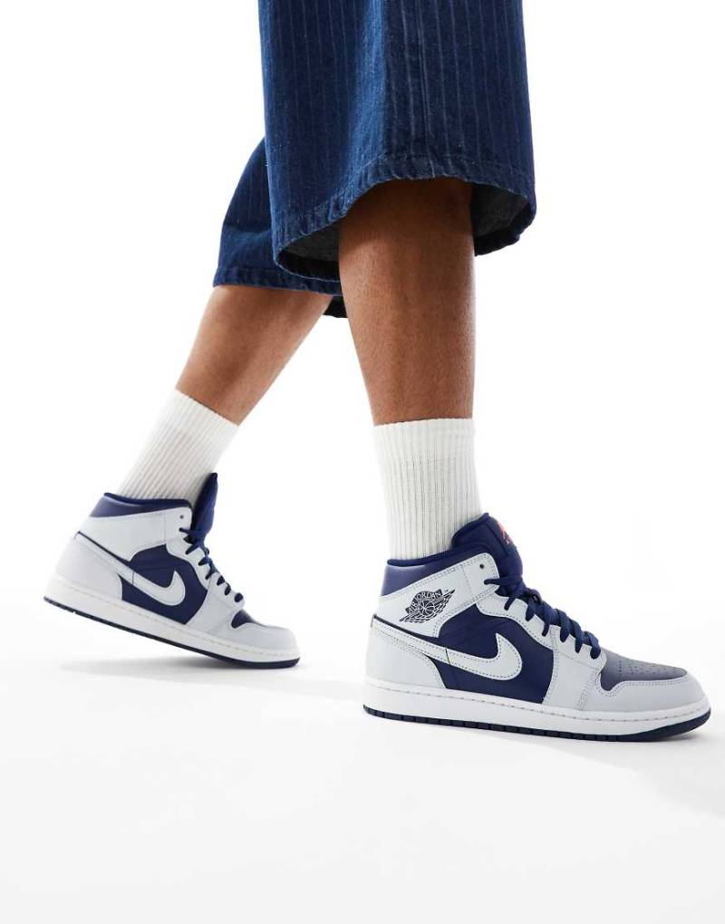 Nike - Air Jordan 1 - Mittelhohe Sneaker in Grau und Blau von Jordan