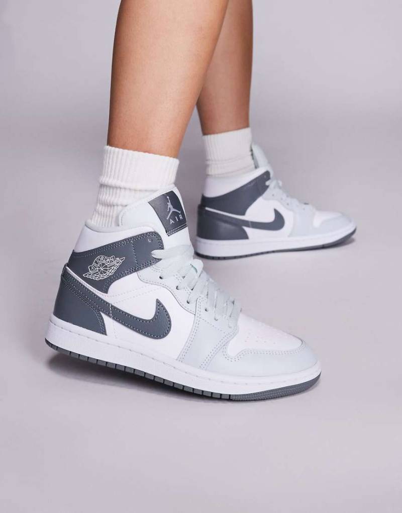 Nike - Air Jordan 1 - Mittelhohe Sneaker in Grau und Weiß Nike - Air Jordan 1 - Mittelhohe Sneaker in Grau und Weiß von Jordan