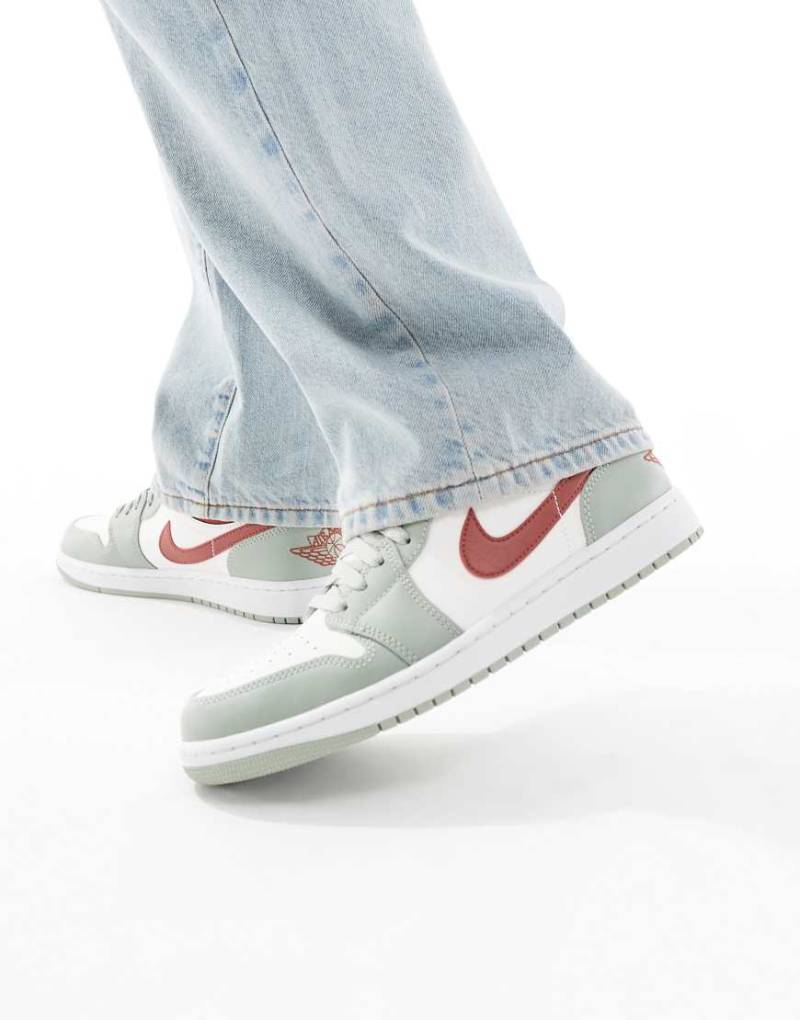 Nike - Air Jordan 1 - Niedrige Sneaker in Grün und Wollweiß von Jordan