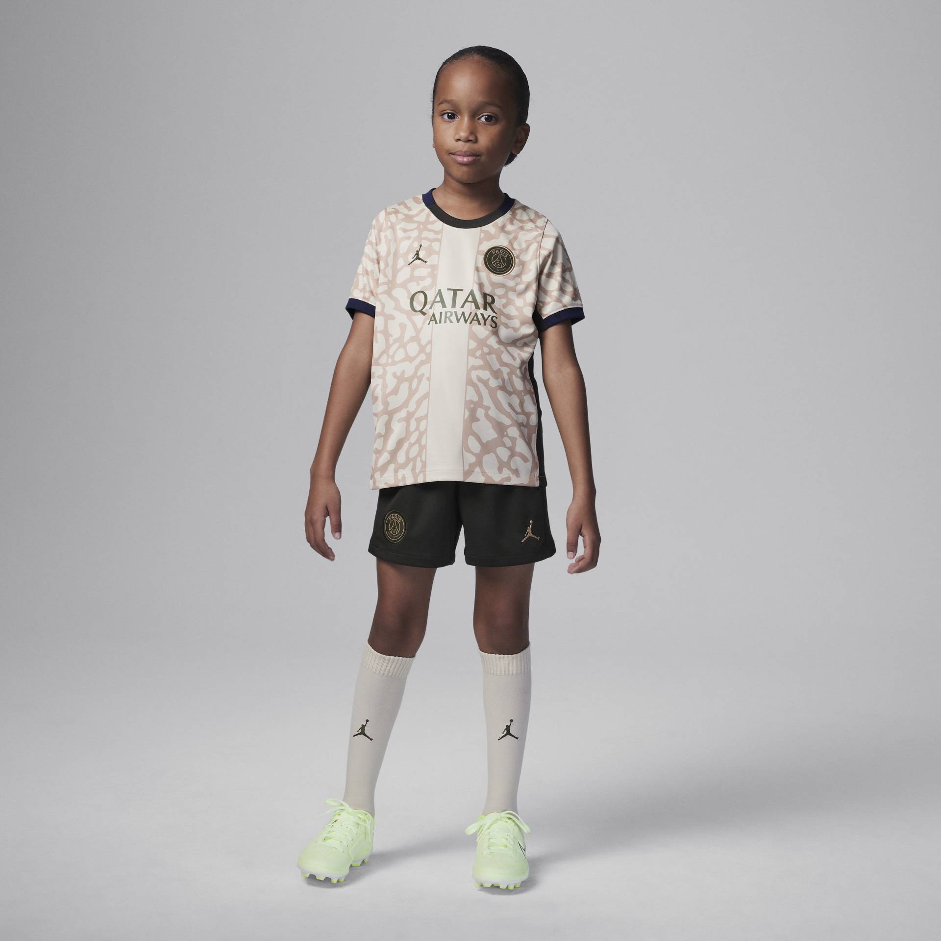 Paris Saint-Germain 2023/24 Fourth dreiteiliges Nike Fußballtrikot-Set für jüngere Kinder - Braun von Nike