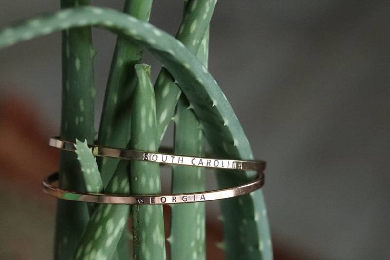 Home Zustand Armreif Armband/stapelbar Schmuck Rose Gold Silber Georgia South North Carolina Dünner Haken Verschluss Schwesternschaft Schwester von JordynJamesCo