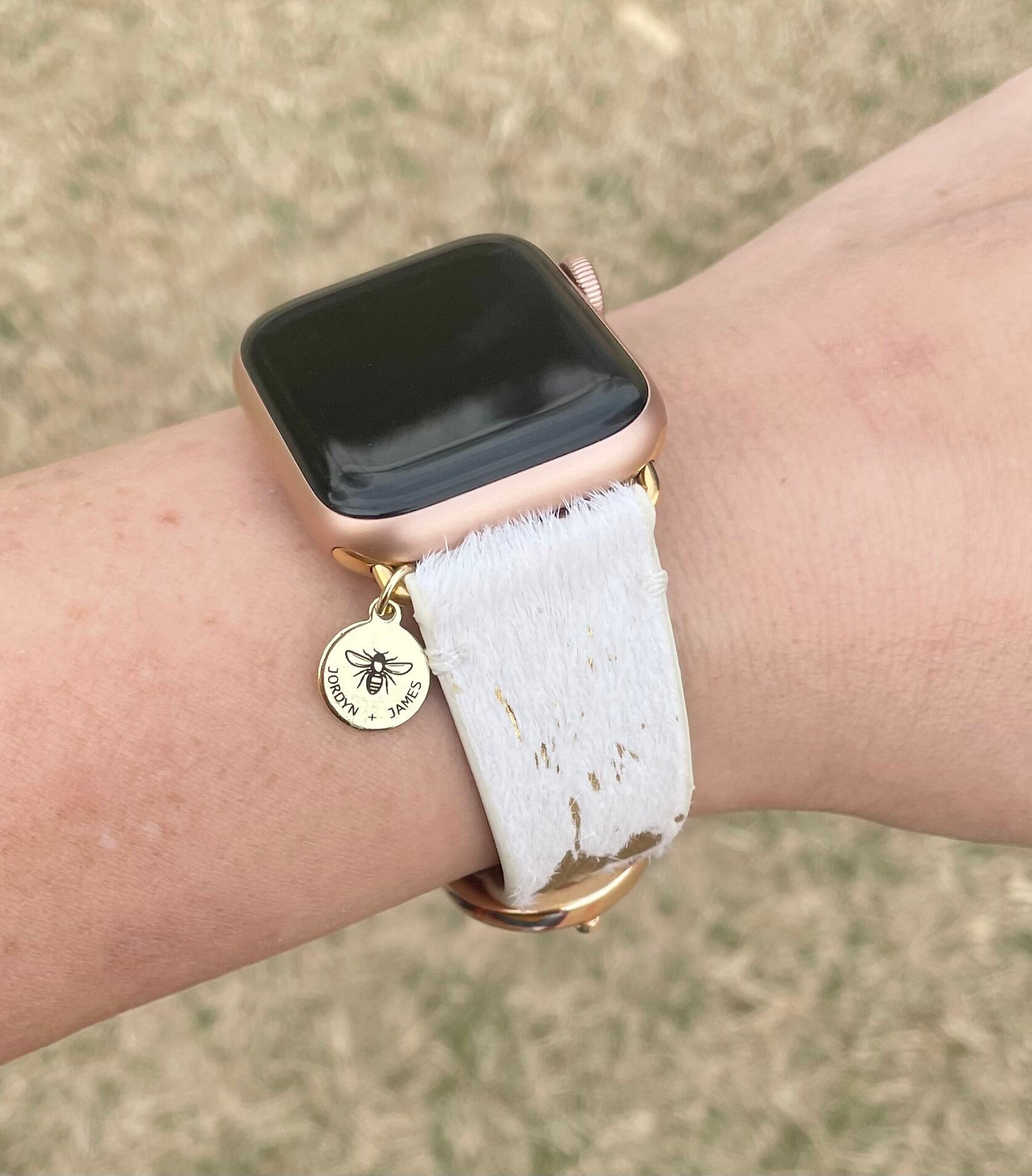 Leder-Rindsleder-Metallic-Uhrenarmband/Kompatibel Mit Apple Kuhschnalle Elfenbeinbraun-Gold Echtes Leder 38 Mm 40 41 Smartwatch Leder-Rindsleder-Metallic-Uhrenarmband/Kompatibel Mit Apple Kuhschnalle Elfenbeinbraun-Gold Echtes Leder 38 Mm 40 41 Smartwatch von JordynJamesCo