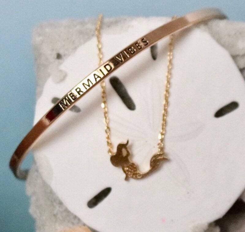Meerjungfrau/Mermaid Vibes Gravur Bar Halskette Armreif Strand Schmuck Armband Sommer von JordynJamesCo