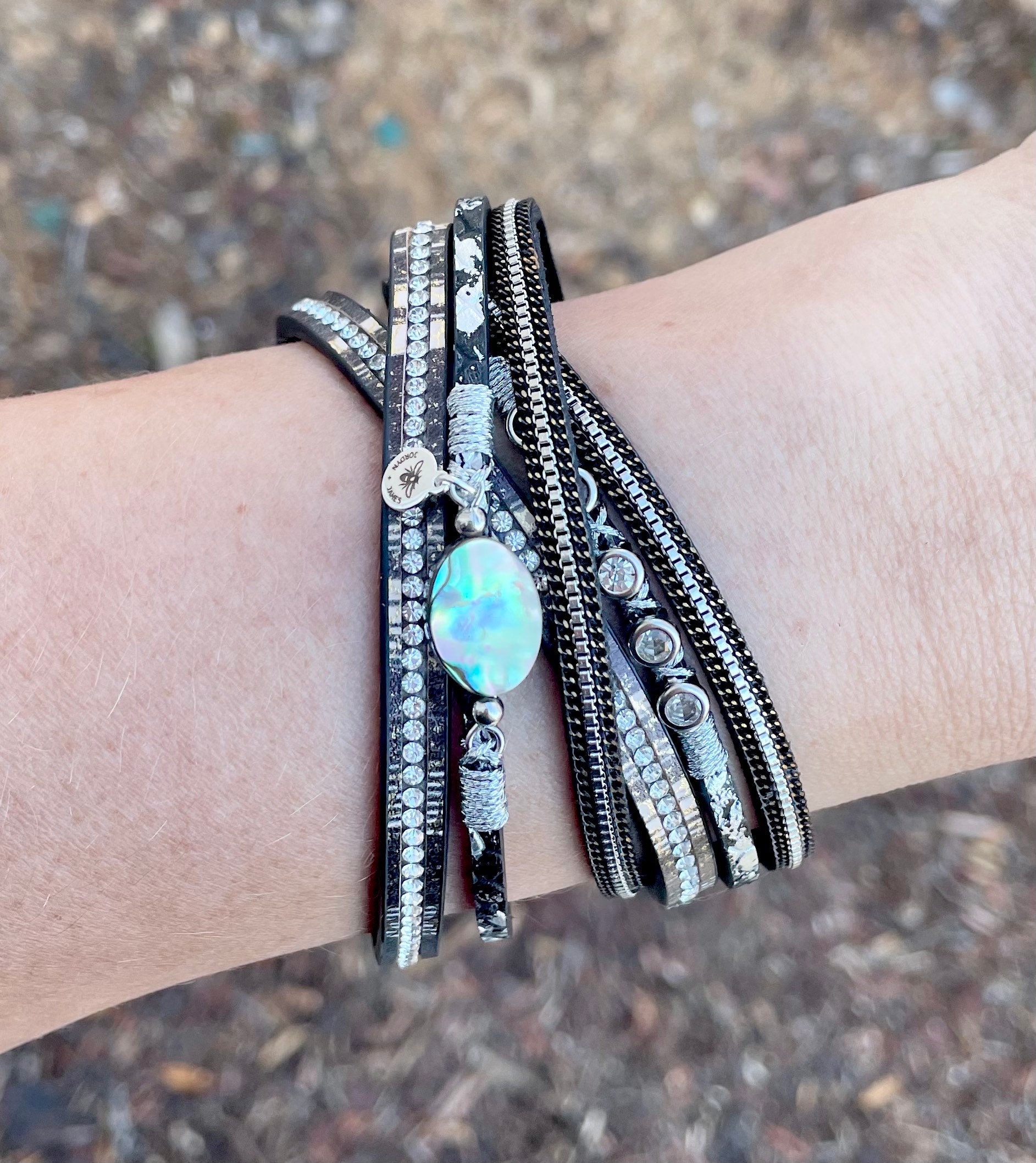 Perlmutt-Magnetarmband/Schwarzer Mehrstrang Boho Stapelbarer Arm Candy Stack Kunstleder Geschenke Für Sie Strass Perlmutt-Magnetarmband/Schwarzer Mehrstrang Boho Stapelbarer Arm Candy Stack Kunstleder Geschenke Für Sie Strass von JordynJamesCo