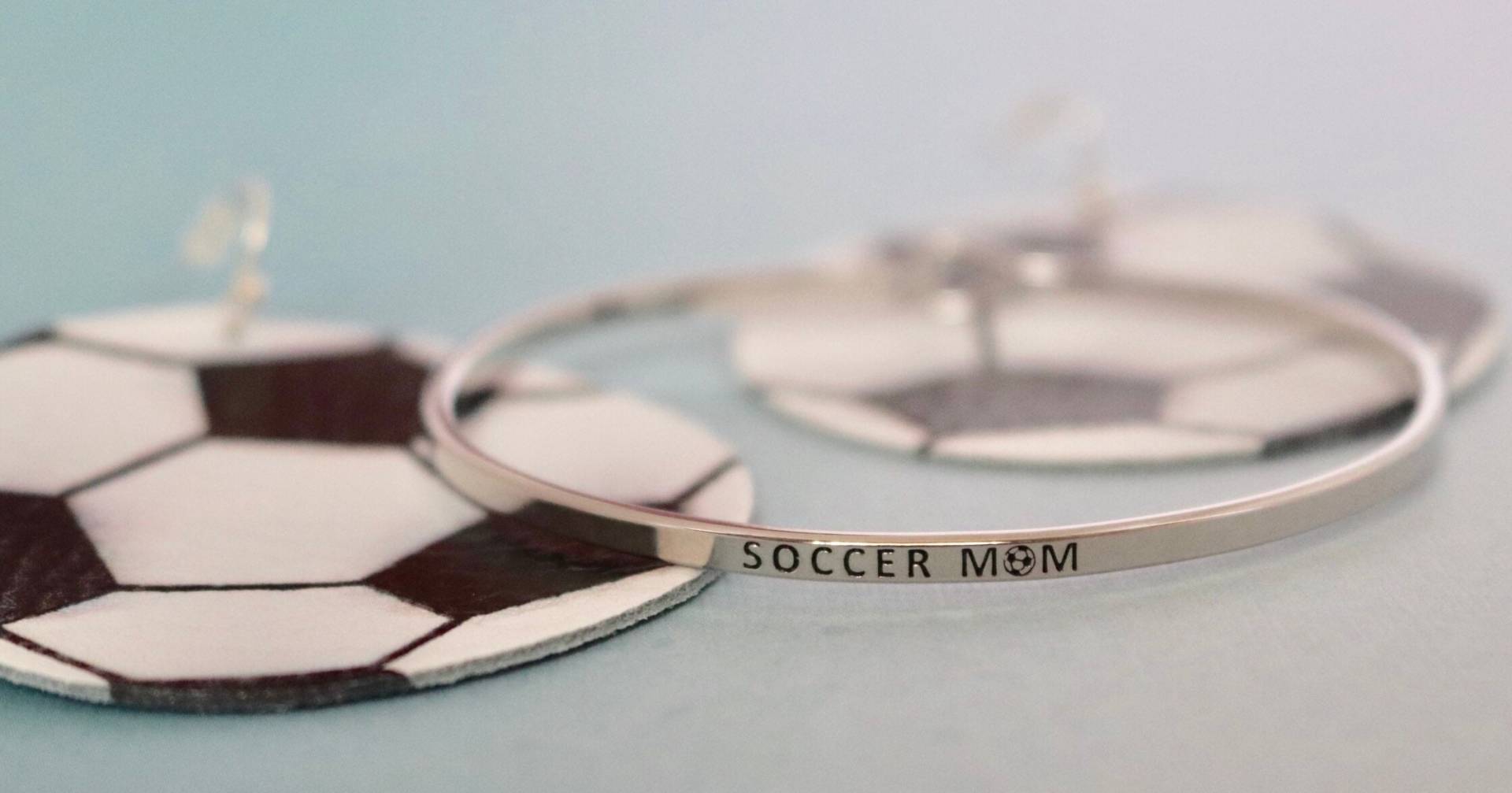 Sport Ball Ohrringe/Kunstleder Fußball Basketball Softball Baseball Schmuck Geschenke Für Sie Mama Meisterschaft von JordynJamesCo