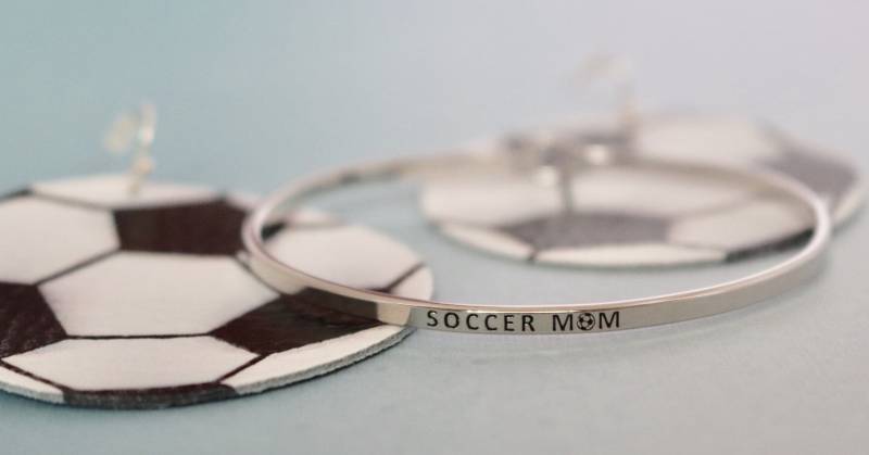 Sport Ball Ohrringe/Kunstleder Fußball Basketball Softball Baseball Schmuck Geschenke Für Sie Mama Meisterschaft von JordynJamesCo