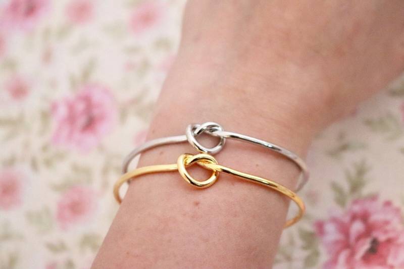 Tie The Knot Armreif/Silber Oder Gold Armspange Geschenk Für Die Braut Hochzeit Verlobungsfeier Verknüpft Verheiratet Ehe Sie von JordynJamesCo