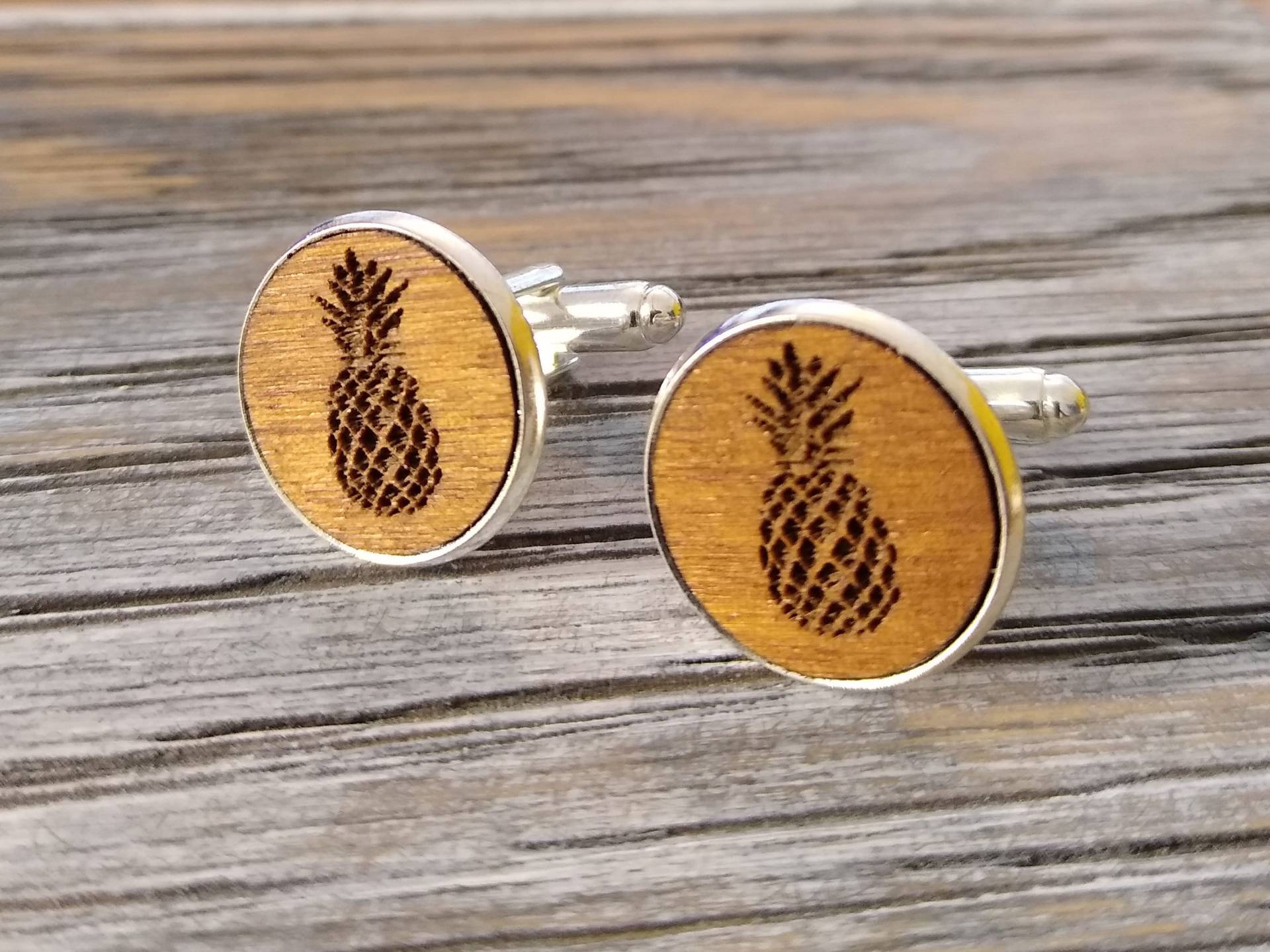 Ananas Manschettenknöpfe, Gravierte Kleine Handgemachte Geburtstagsgeschenkidee Aus Holz Mit Box, Geschenk Zum 5. Hochzeitstag von JorvikWood