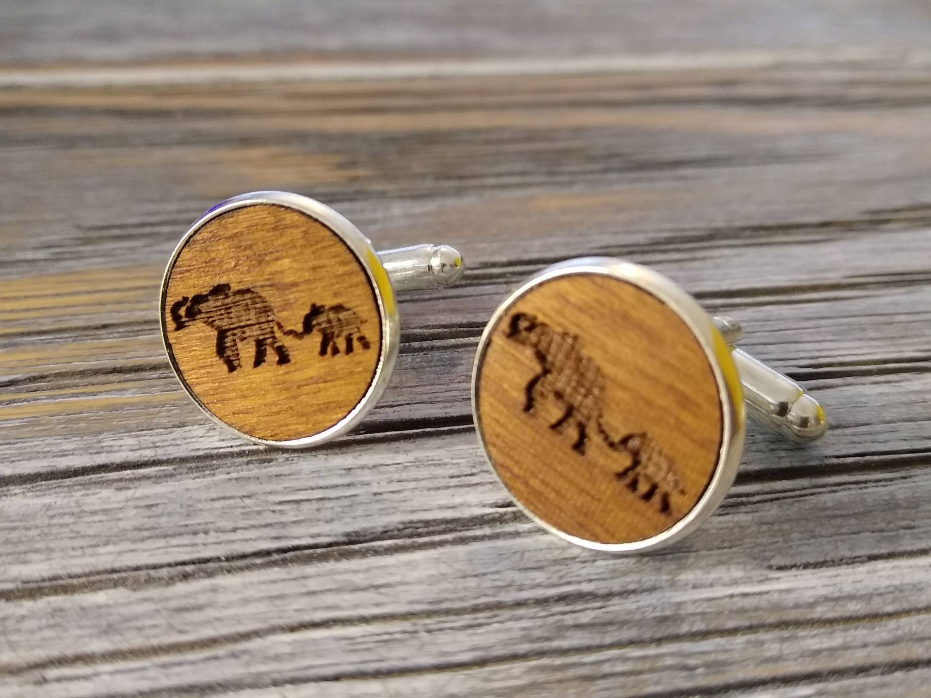 Elefant Und Baby Manschettenknöpfe, Gravierte Kleine Handgemachte Geburtstagsgeschenkidee Aus Holz Mit Box, Geschenk Zum 5. Hochzeitstag von JorvikWood