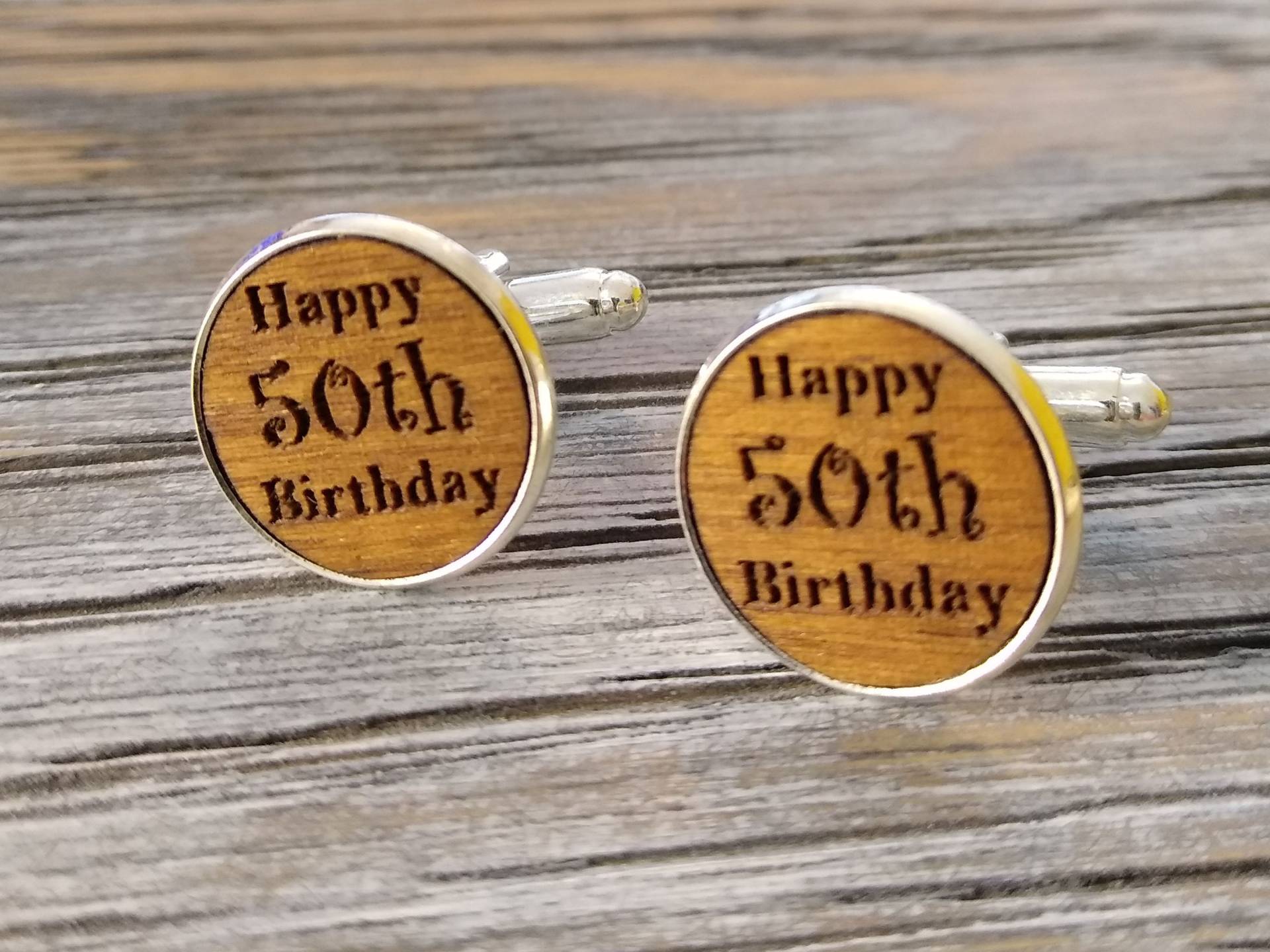 Manschettenknöpfe Zum 50. Geburtstag, Graviertes Hölzernes Kleines Handgemachtes Geburtstagsgeschenk Mit Box Manschettenknöpfe Zum 50. Geburtstag, Graviertes Hölzernes Kleines Handgemachtes Geburtstagsgeschenk Mit Box von JorvikWood