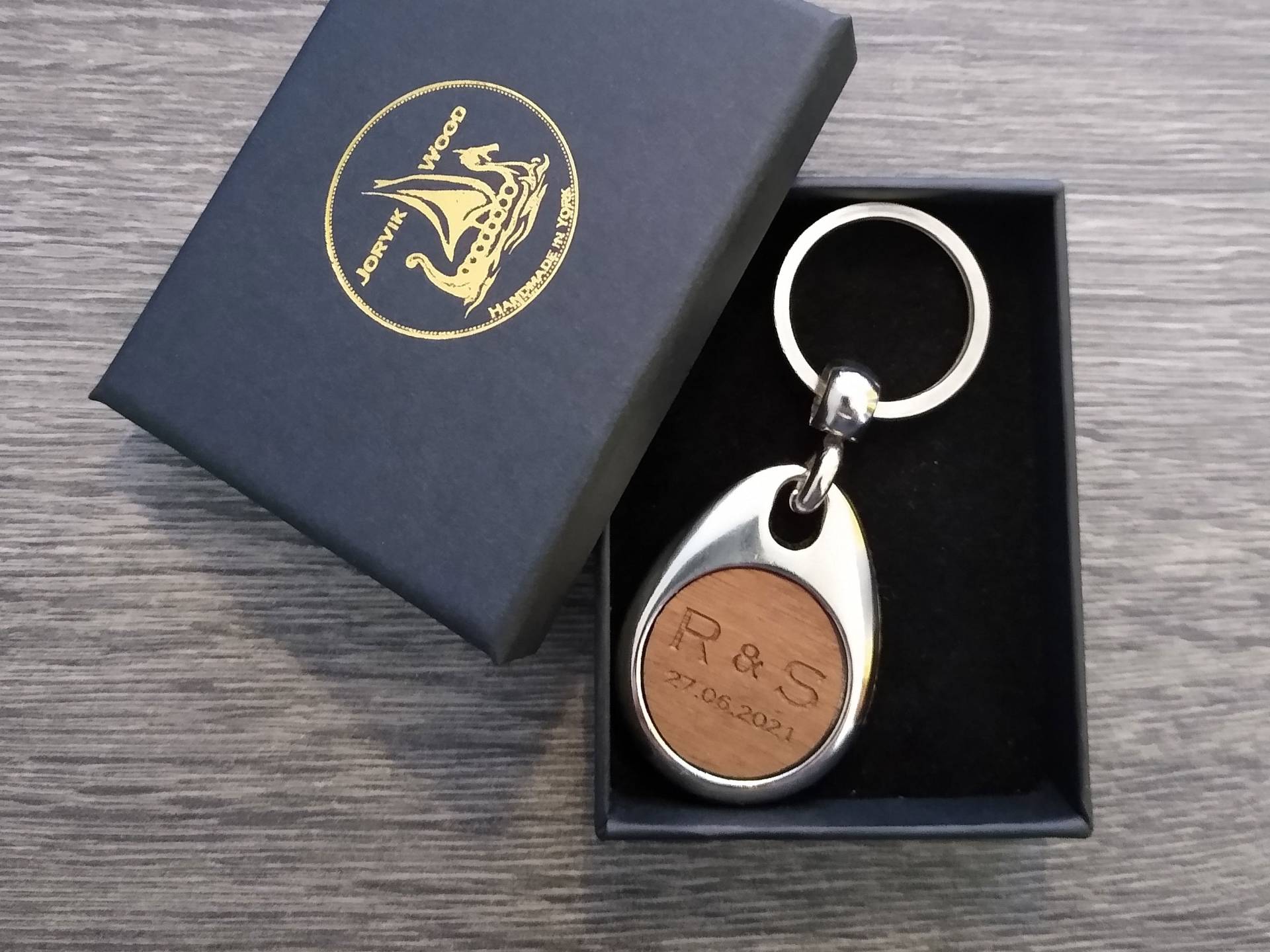 Personalisierte Initialen & Datum Design Schlüsselanhänger, Custom Keychain von JorvikWood