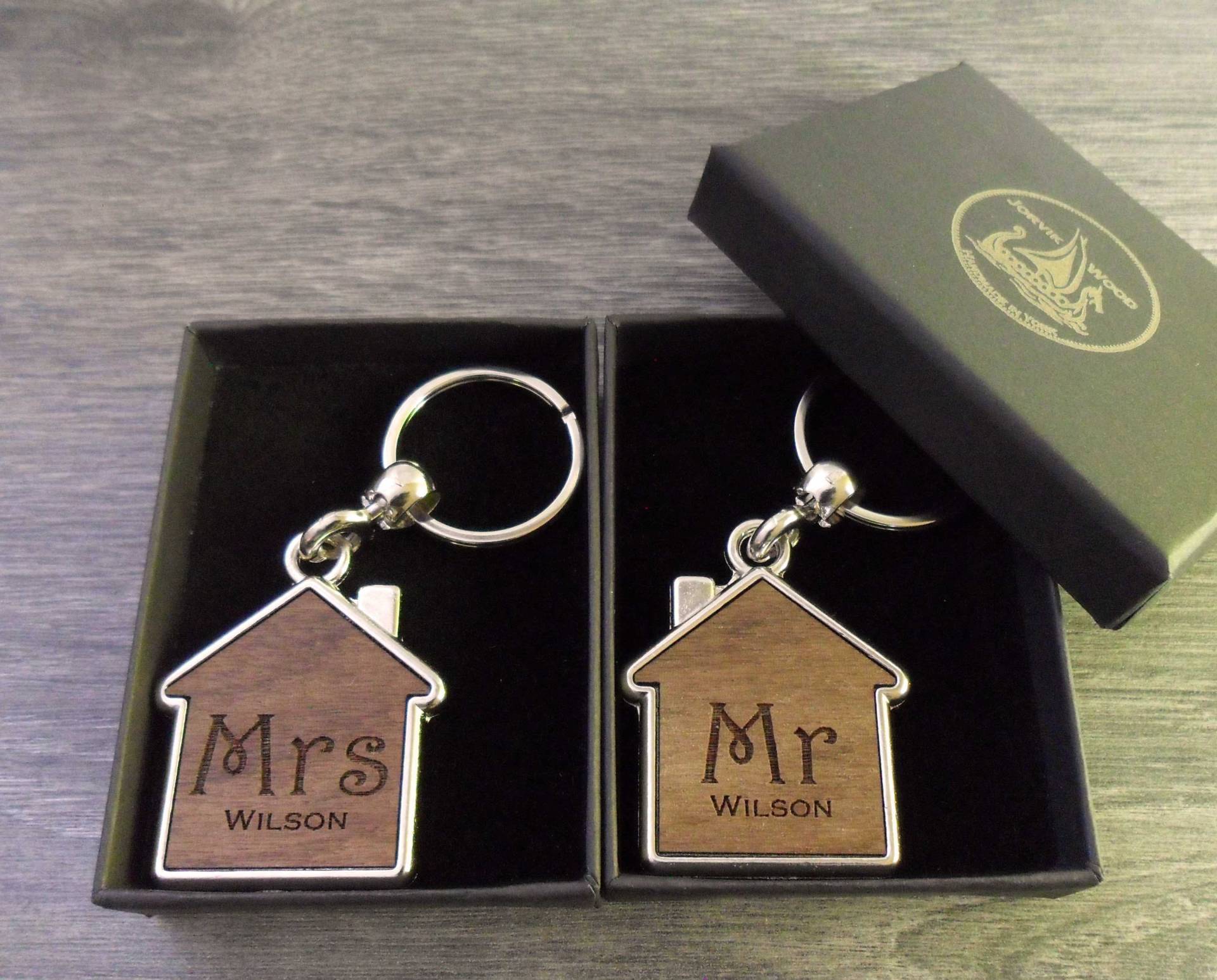 Personalisierte Mr & Mrs Design Schlüsselanhänger, Benutzerdefinierte Schlüsselanhänger von JorvikWood