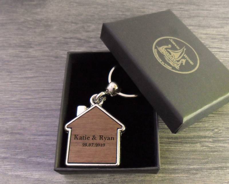 Personalisierte Namen & Datum Design Schlüsselring, Benutzerdefinierte Schlüsselbund, Einweihungsparty Neues Zuhause Geschenk Personalisierte Namen & Datum Design Schlüsselring, Benutzerdefinierte Schlüsselbund, Einweihungsparty Neues Zuhause Geschenk von JorvikWood