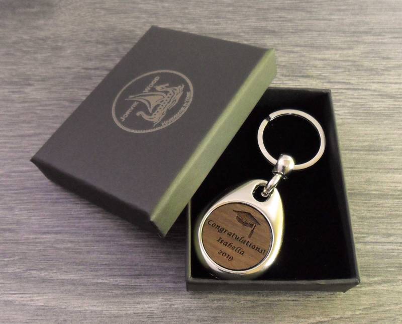 Personalisierter Abschluss-Entwurfs-Schlüsselring, Individueller Gravierter Schlüsselbund Personalisierter Abschluss-Entwurfs-Schlüsselring, Individueller Gravierter Schlüsselbund von JorvikWood