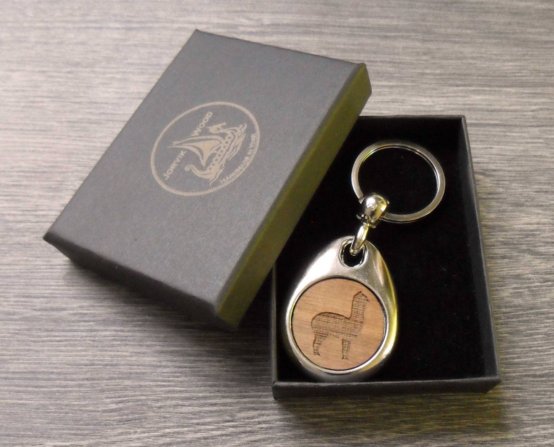 Personalisierter Alpaka-Schlüsselanhänger Aus Holz Geschenk Für Eine Gravur von JorvikWood