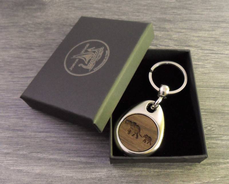Schlüsselanhänger Aus Holz Mit Gravur Elefant Personalisierter Walnuss Schlüsselanhänger Aus Holz Mit Gravur Elefant Personalisierter Walnuss von JorvikWood