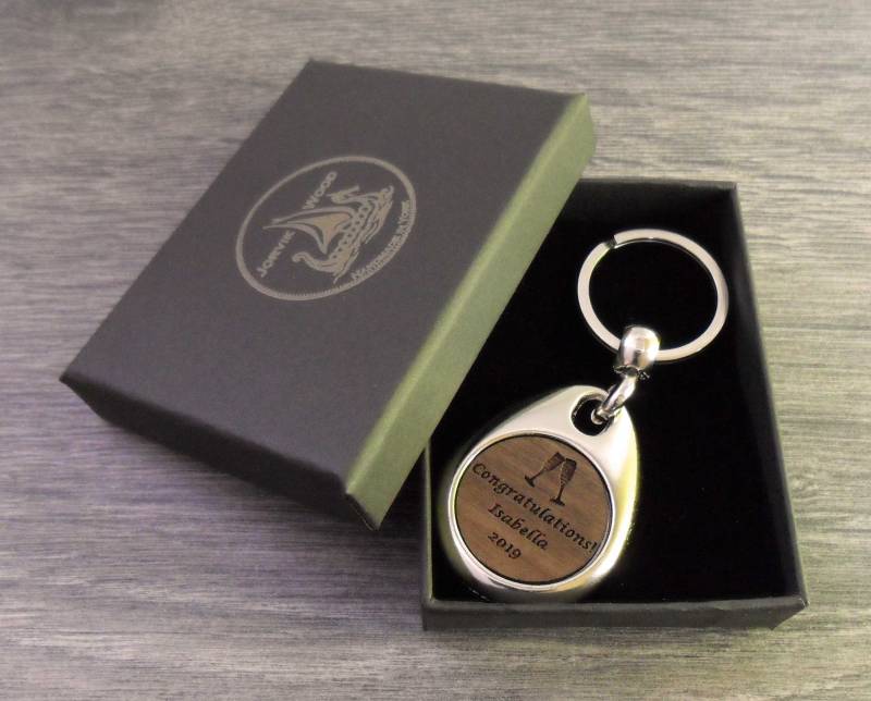 Personalisierter Glückwunsch-Design-Schlüsselring, Individuell Gravierter Schlüsselbund Personalisierter Glückwunsch-Design-Schlüsselring, Individuell Gravierter Schlüsselbund von JorvikWood