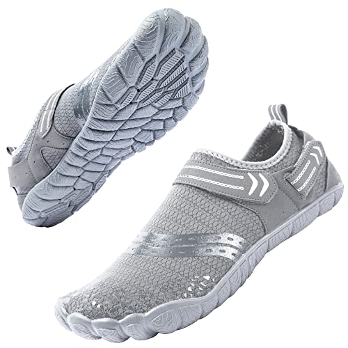 Josaywin Aquaschuhe Herren Barfußschuhe Schnell Trocknend rutschfest Wasserschuhe Strandschuhe mit Lecklochsohle Hellgrau Gr.49 Josaywin Aquaschuhe Herren Barfußschuhe Schnell Trocknend rutschfest Wasserschuhe Strandschuhe mit Lecklochsohle Hellgrau Gr.49 von Josaywin