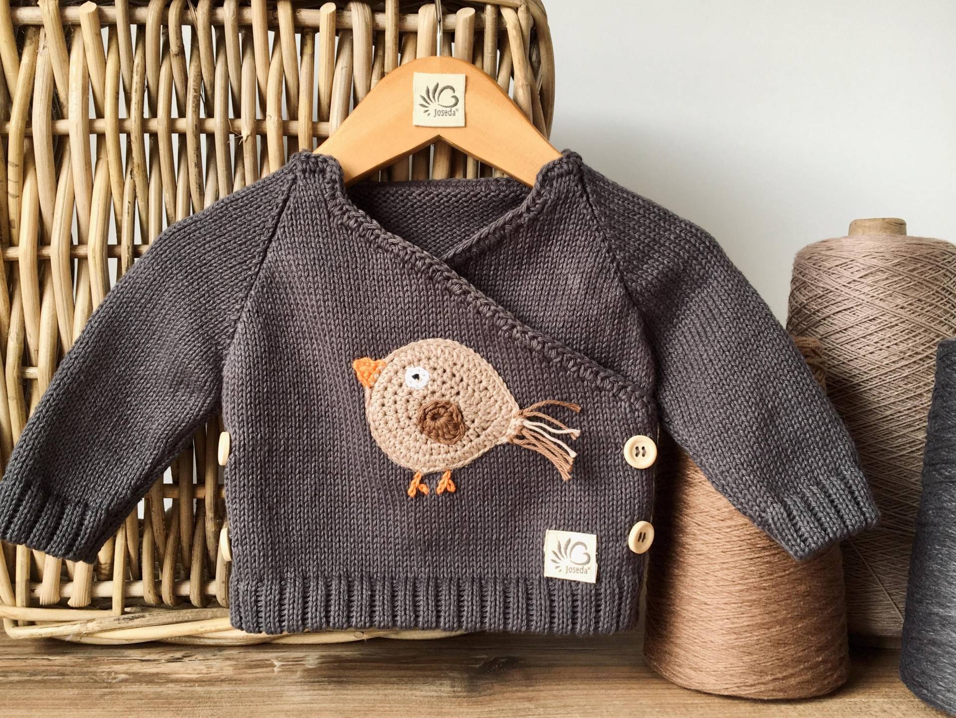 strickpullover Für Baby Und Kind Zum Knöpfen Mit "Oskar" Der Kleine Spatz Pullover Wickelpullover 50-104 strickpullover Für Baby Und Kind Zum Knöpfen Mit "Oskar" Der Kleine Spatz Pullover Wickelpullover 50-104 von Joseda