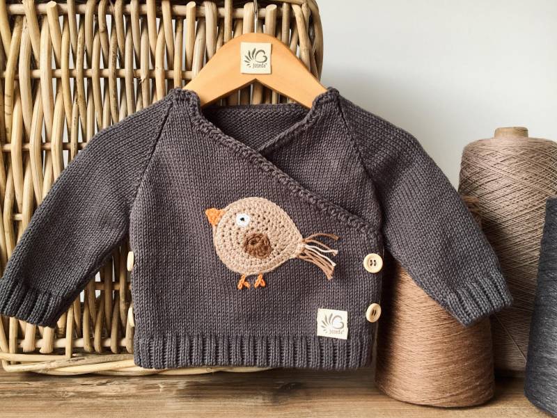 strickpullover Für Baby Und Kind Zum Knöpfen Mit "Oskar" Der Kleine Spatz Pullover Wickelpullover 50-104 von Joseda