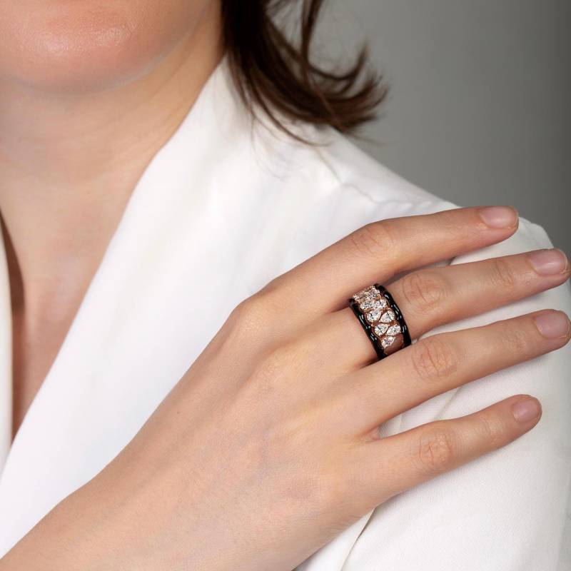Handgefertigter 18K Rotgold Ring Mit Einem 1.90 Karat Weissen Tropfenförmigen Diamant Vvs Schwarzer Emaille Besetzt - Eleganter Schmuck Statement von Josefhjewelery