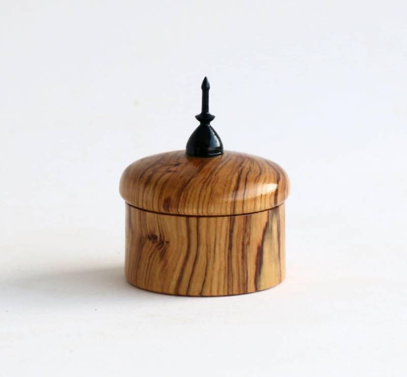 Handgemachte Kleine Schmuckschatulle Aus Olivenholz, Ringbox Holz, Ringhalter Von Josef Drechseln von Josefwoodturner