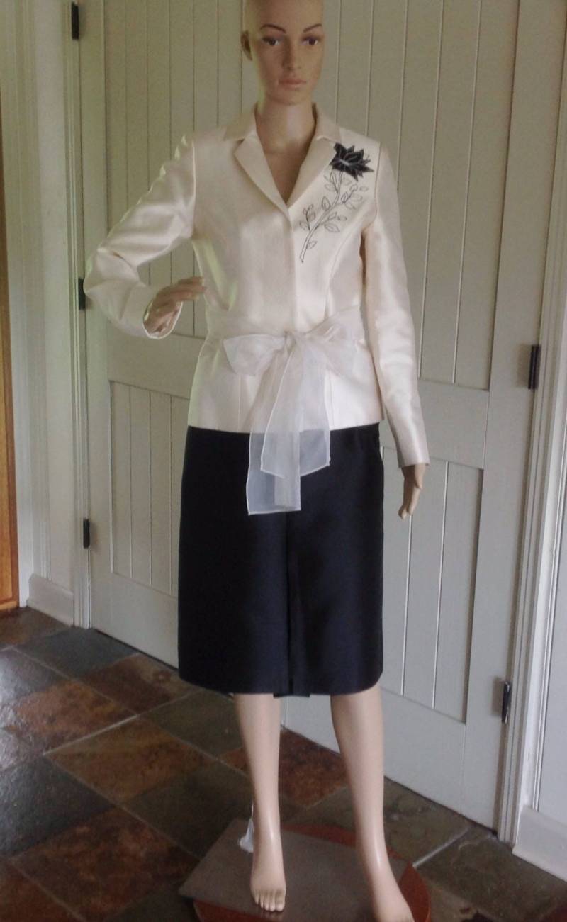 Kollektion Preveé Haute Couture Paris Zweiteiler Seidenanzug Creme Farbe Jacke Mit Schwarzer Emboidere Blume Und Schwarzem Seidenrock von Josephinewardrobe