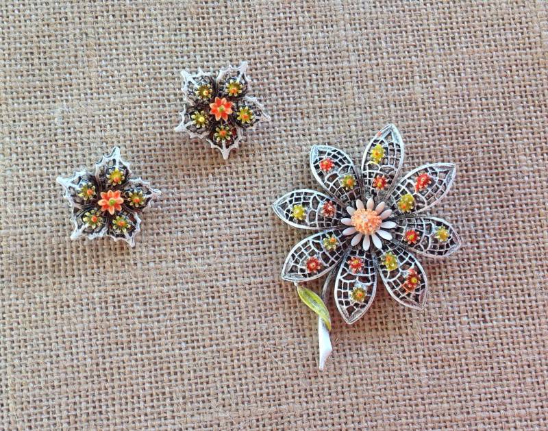 Vintage Mid Century Weiße Emaille Mit Bunten Kleinen Blumen Brosche Und Clip Auf Ohrringe Von Kunst von Josephinewardrobe