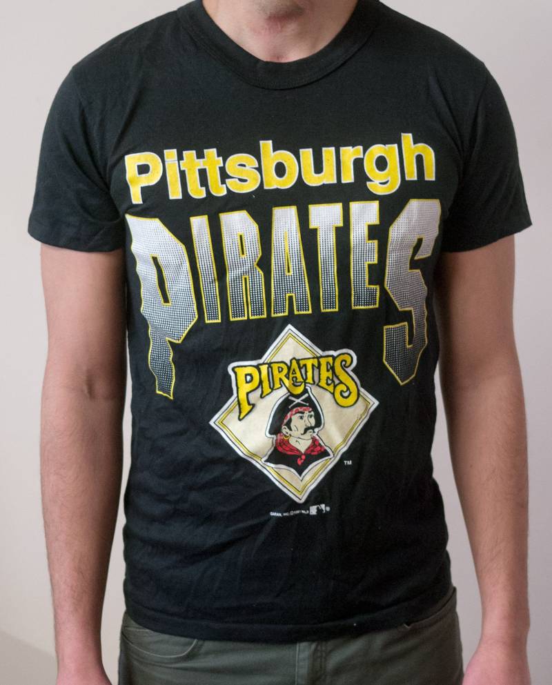 1990S Pittsburgh Pirates Offizielles Mlb T-Shirt - Größe M New Old Stock Mit Etikett 1990S Pittsburgh Pirates Offizielles Mlb T-Shirt - Größe M New Old Stock Mit Etikett von JoshRickun