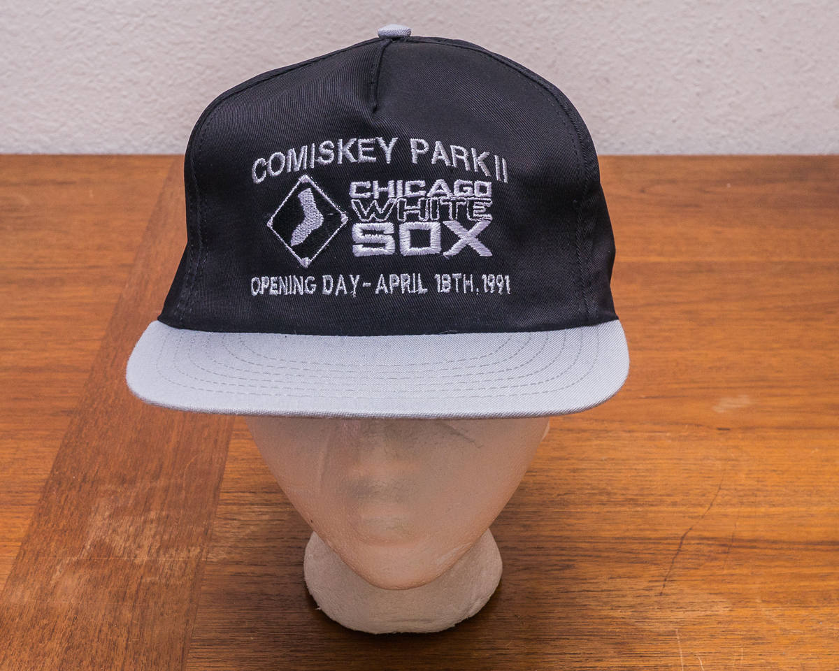 1991 Chicago White Sox Eröffnung Day Comiskey Park Vintage Baseball Snapback Hut - New Old Stock Mit Etikett 1991 Chicago White Sox Eröffnung Day Comiskey Park Vintage Baseball Snapback Hut - New Old Stock Mit Etikett von JoshRickun