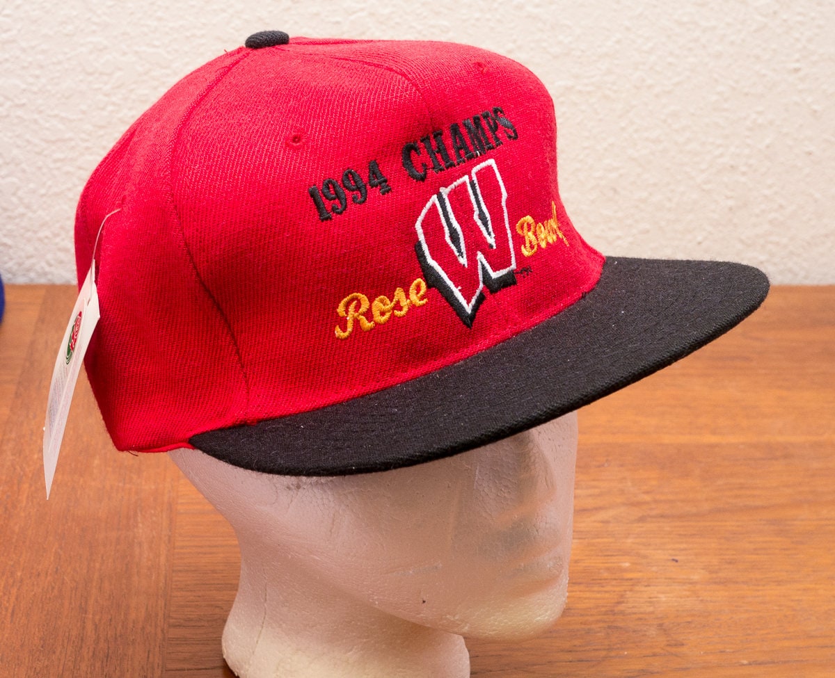 1994 Wisconsin Badgers Rose Bowl Champs Vintage Snapback Offiziell Original Neue Alte Lager 1994 Wisconsin Badgers Rose Bowl Champs Vintage Snapback Offiziell Original Neue Alte Lager von JoshRickun