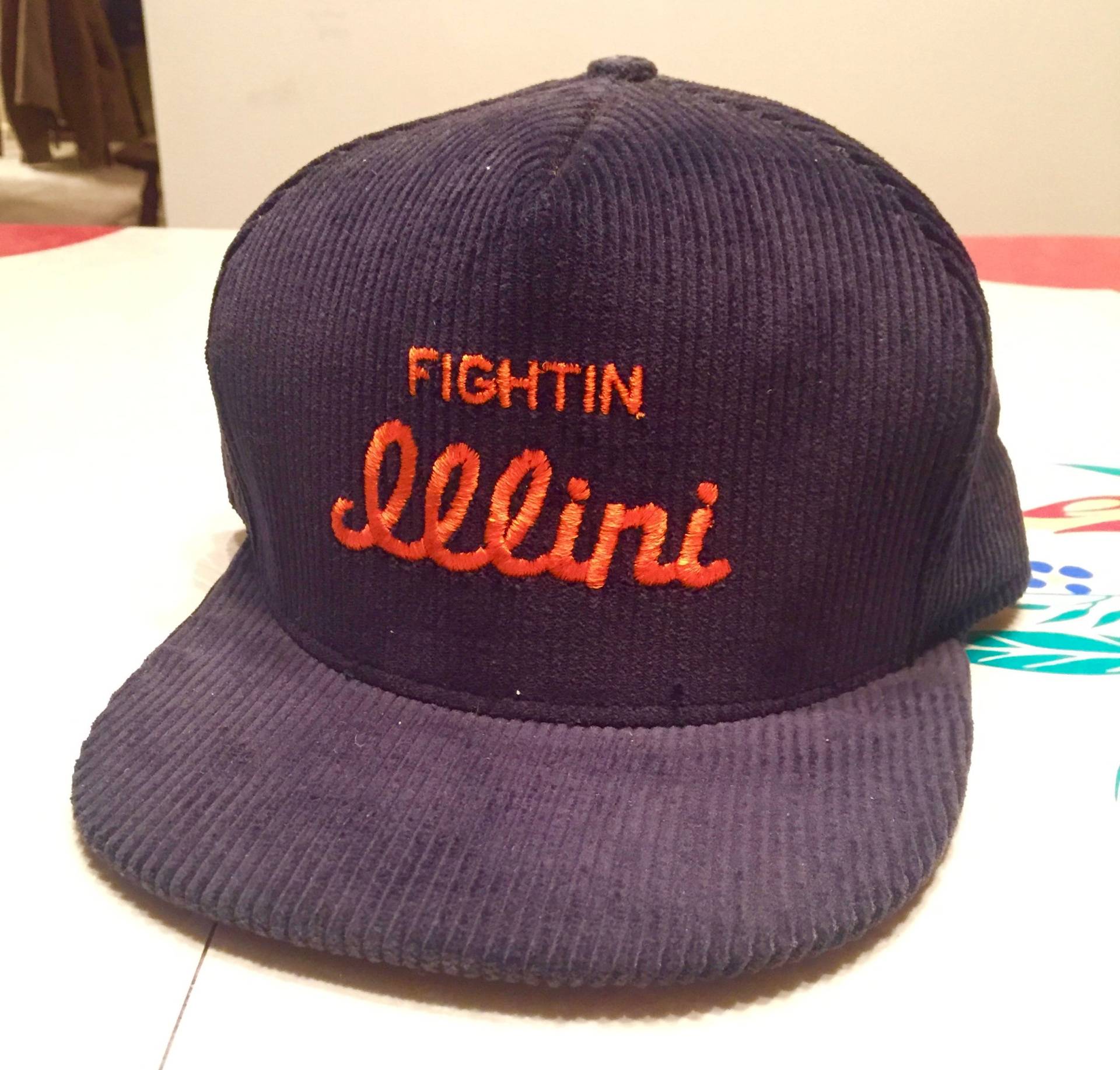 Fighting Illini 1980Er Jahre Vintage Cord Snapback Universität Von Illinois Hut Fighting Illini 1980Er Jahre Vintage Cord Snapback Universität Von Illinois Hut von JoshRickun