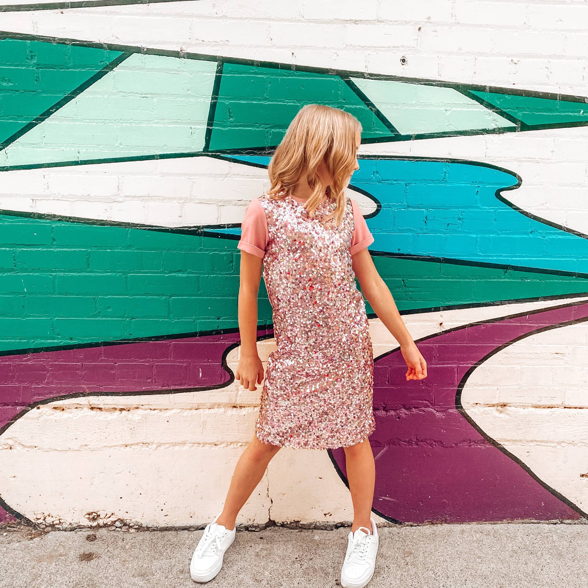 Pailletten T-Shirt Kleid-Mädchen, Knielang, Luxus Rosa Pink Strick, Sommer, Osterkleid, Gerollt, Manschetten Kurzärmelig von JoshyPoshyFun