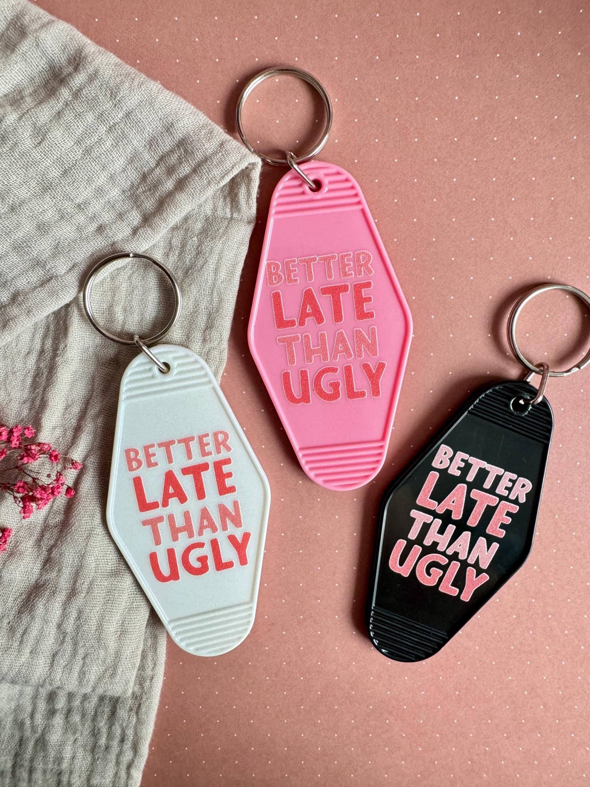 Schlüsselanhänger Retro Better Late Than Ugly | Motel Keychain Schlüsselanhänger Retro Better Late Than Ugly | Motel Keychain von JosiHerzensdinge
