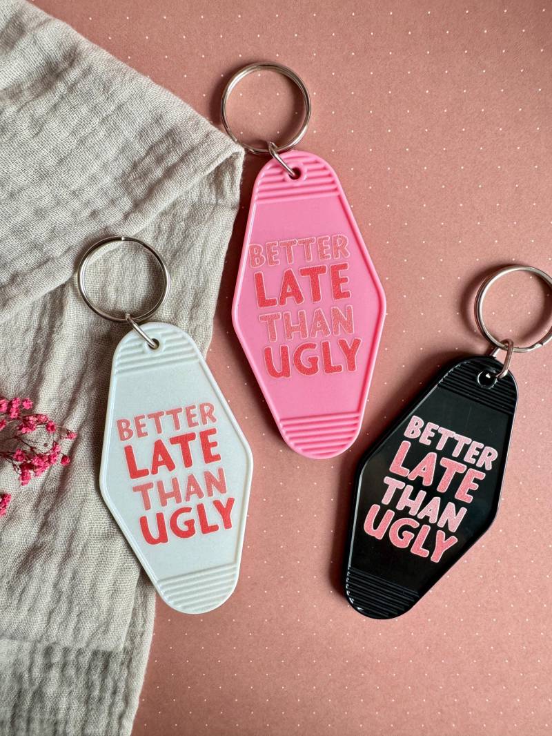 Schlüsselanhänger Retro Better Late Than Ugly | Motel Keychain Schlüsselanhänger Retro Better Late Than Ugly | Motel Keychain von JosiHerzensdinge